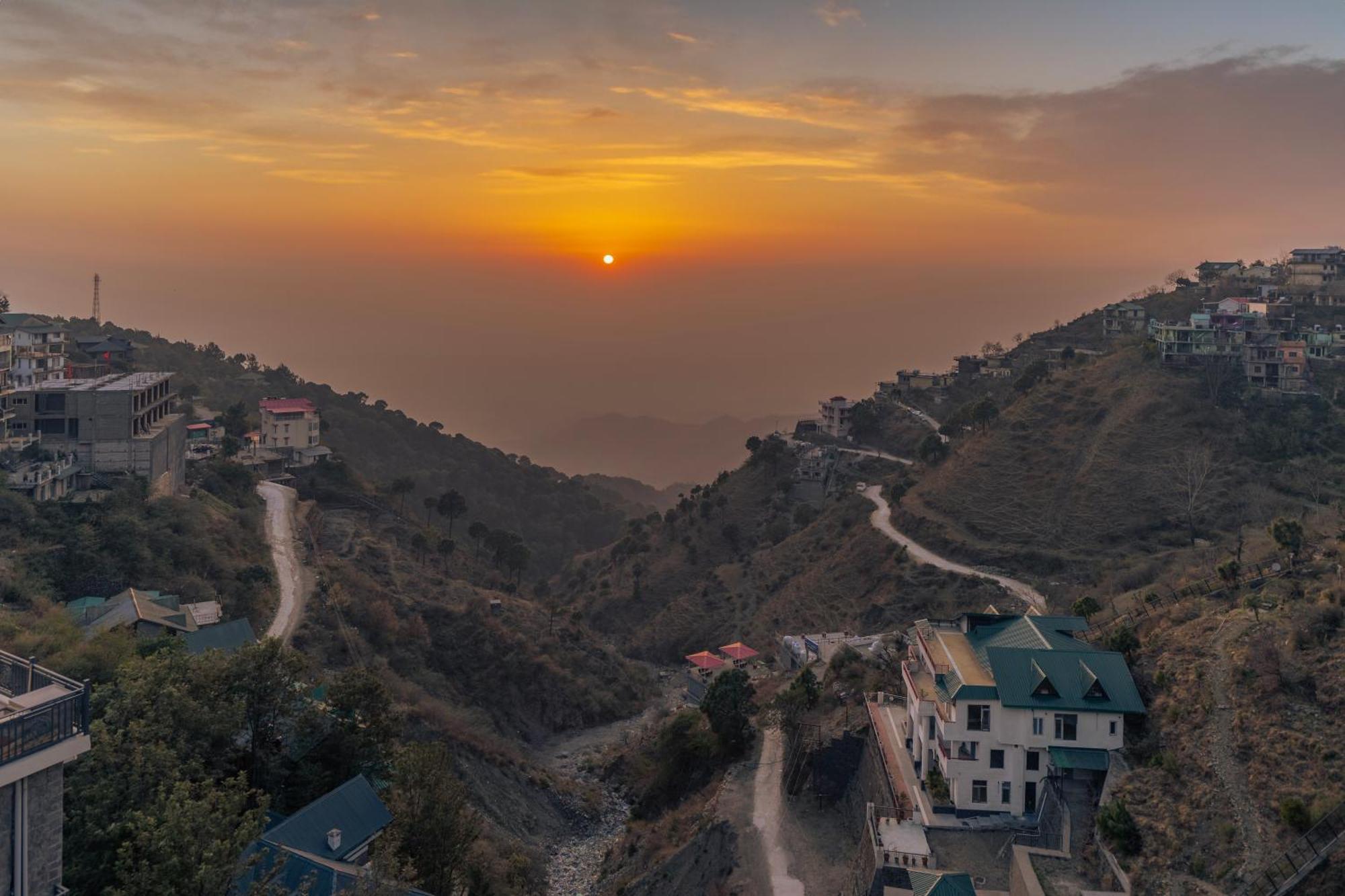 Sunset Vibes! Near Mall Road By Alluring North Homestay Kasauli